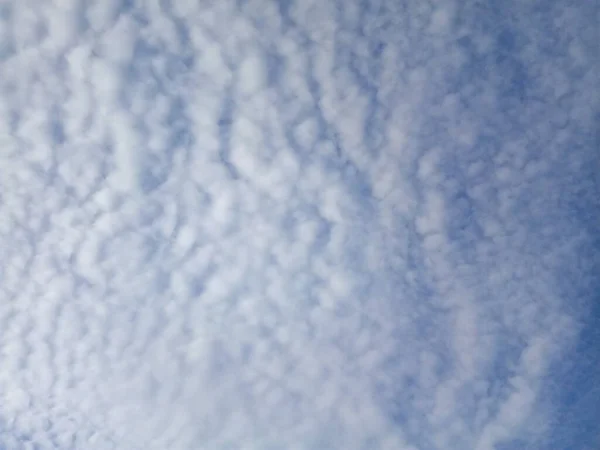 Nuages Dans Ciel Bleu Par Une Journée Été Ensoleillée — Photo