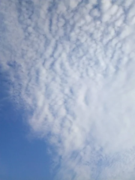 Wolken Blauen Himmel Einem Sonnigen Sommertag — Stockfoto