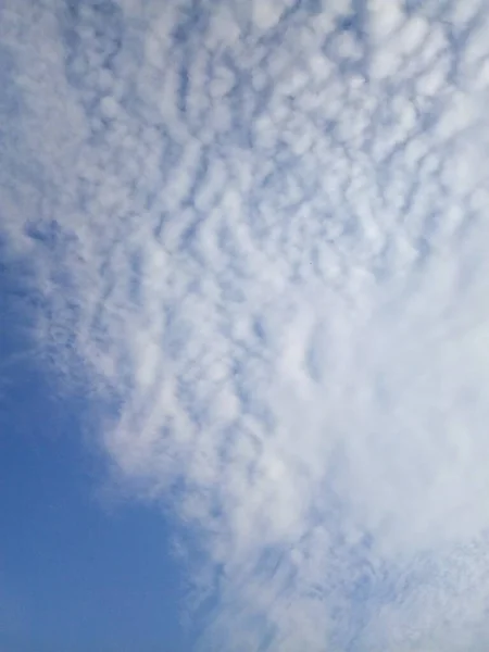 Nuages Dans Ciel Bleu Par Une Journée Été Ensoleillée — Photo