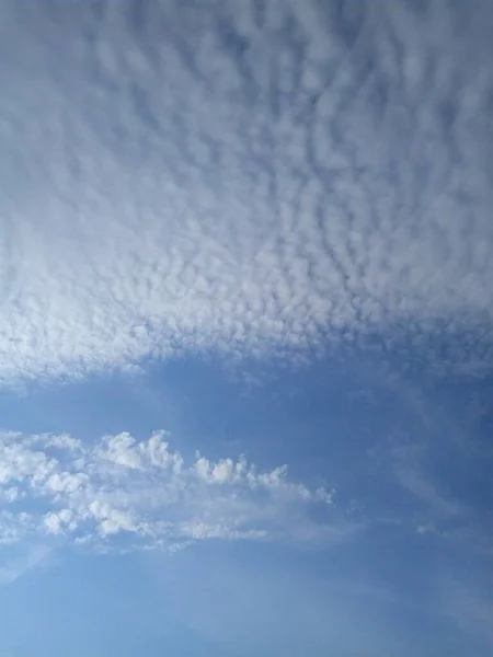 Nuages Dans Ciel Bleu Par Une Journée Été Ensoleillée — Photo