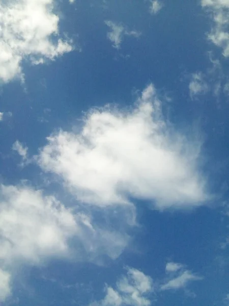 Nuages Dans Ciel Bleu Par Une Journée Été Ensoleillée — Photo