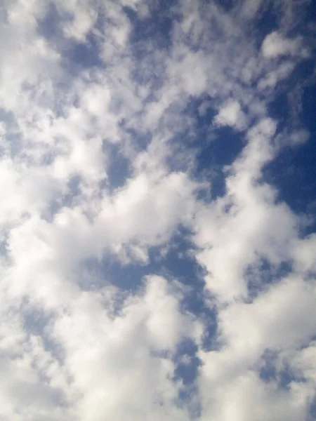 晴れた夏の日には青空に雲が — ストック写真