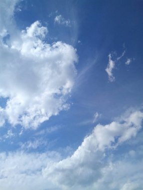 Güneşli bir yaz gününde mavi gökyüzünde bulutlar