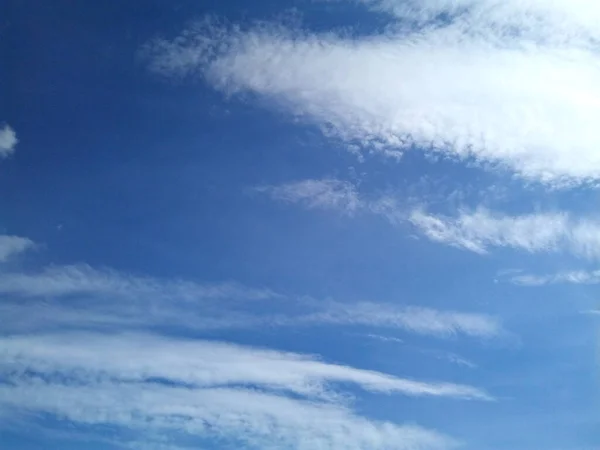 Nuvole Nel Cielo Blu Una Giornata Estiva Soleggiata — Foto Stock