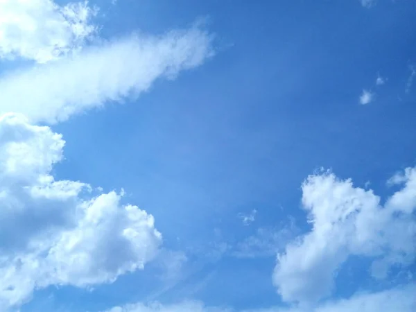 Wolken Blauen Himmel Einem Sonnigen Sommertag — Stockfoto