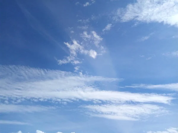 Nuages Dans Ciel Bleu Par Une Journée Été Ensoleillée — Photo