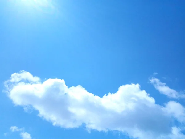 Güneşli Bir Yaz Gününde Mavi Gökyüzünde Bulutlar — Stok fotoğraf