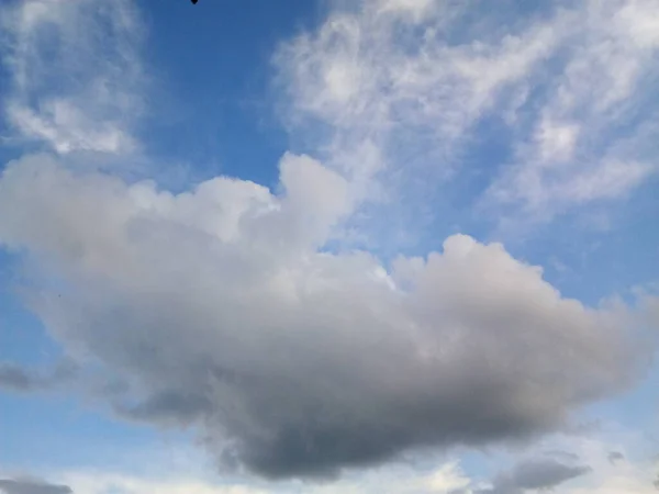 夏の雨の季節に空の嵐の雲 — ストック写真