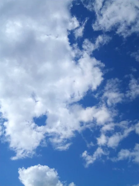 Cielo Azzurro Senza Nuvole Una Giornata Estiva Soleggiata — Foto Stock