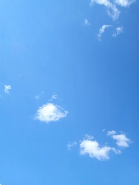 Ciel Bleu Sans Nuages Par Une Journée Été Ensoleillée — Photo