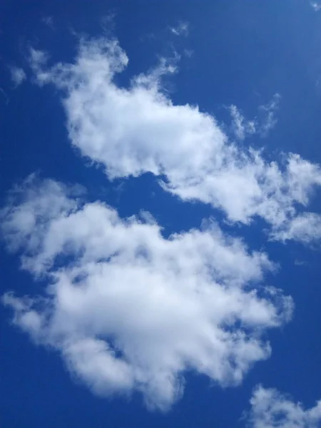 Blauwe Wolkenloze Lucht Een Zonnige Zomerdag — Stockfoto
