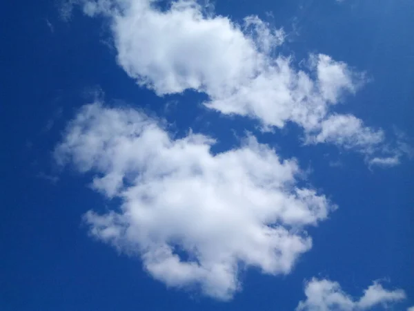 Blauwe Wolkenloze Lucht Een Zonnige Zomerdag — Stockfoto