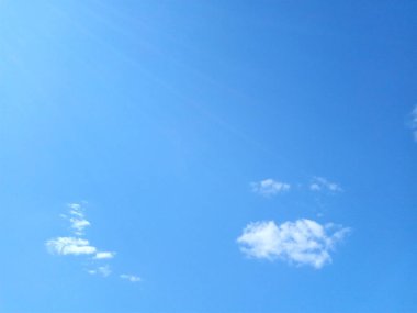 Mavi bulutsuz gökyüzü güneşli bir yaz gününde