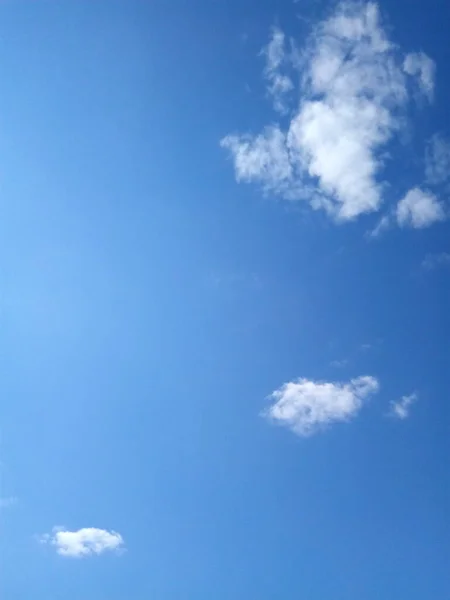 Blauwe Wolkenloze Lucht Een Zonnige Zomerdag — Stockfoto
