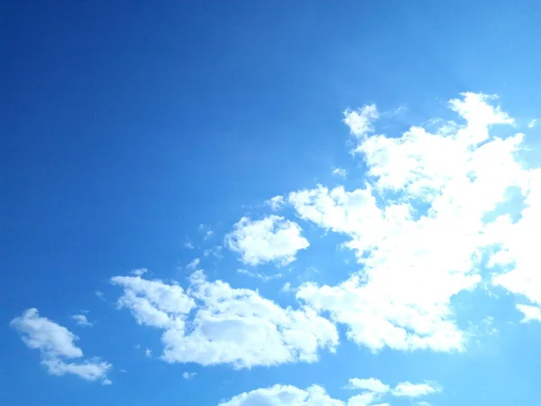 Blå Molnfri Himmel Solig Sommardag — Stockfoto