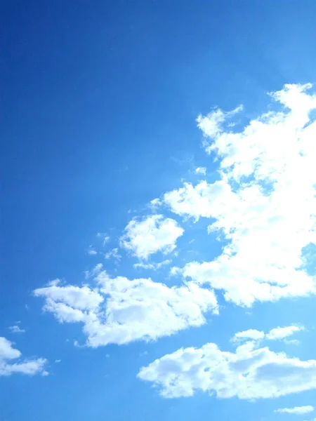 Blå Molnfri Himmel Solig Sommardag — Stockfoto