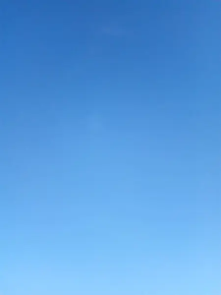 Mavi bulutsuz gökyüzü güneşli bir yaz gününde