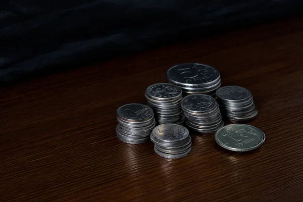 Στοίβα Νομισμάτων Σκούρο Φόντο Ξύλου Ρωσικά Ρούβλια Εξοικονόμηση Χρημάτων Για — Φωτογραφία Αρχείου
