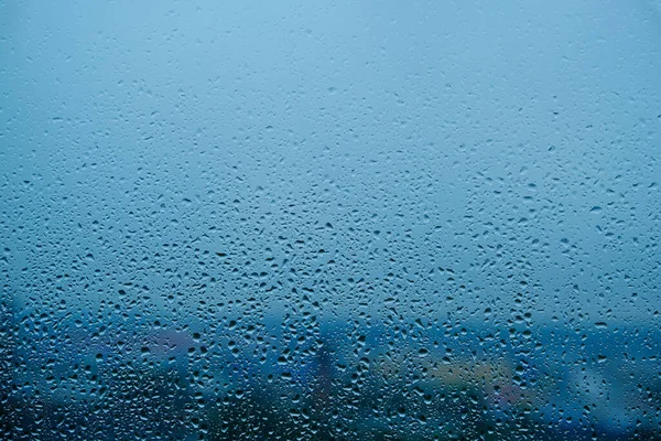 Vattnet Droppar Efter Den Grumliga Sprickan Fönstret Blå Bakgrund — Stockfoto