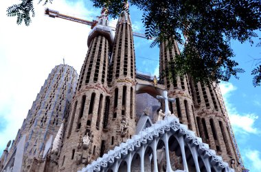 Barselona 'daki Sagrada Familia Katedrali ağaçların arkasından görünüyor