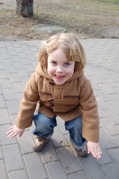 Malý Chlapec Hraje Parku — Stock fotografie