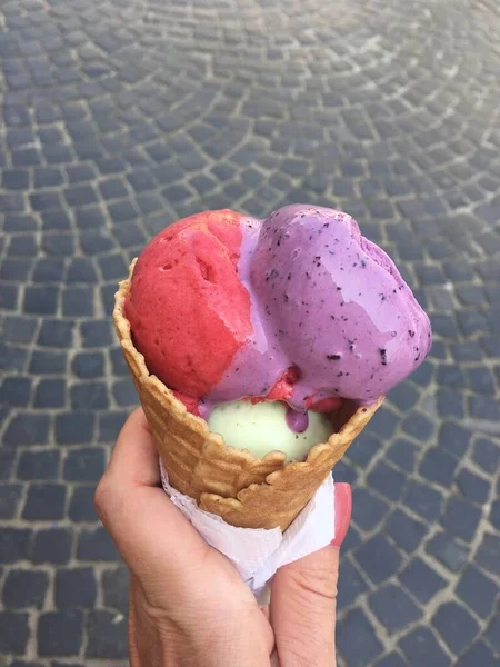 通りにアイスクリームを手にホーン — ストック写真