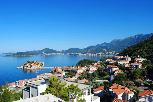 Deniz manzarası ve yaz mevsiminde Sveti Stefan kıyıları
