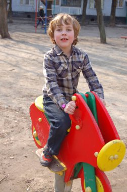 Parkta oynayan çocuk.