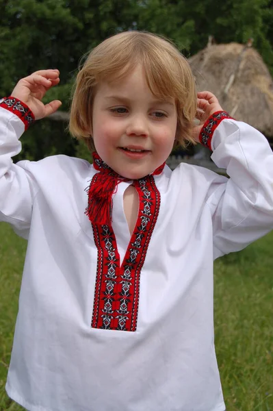 Criança Retrato Camisa Ucraniano Bordado Verão — Fotografia de Stock