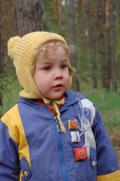 Kleine Jongen Speelt Het Park Portret — Stockfoto