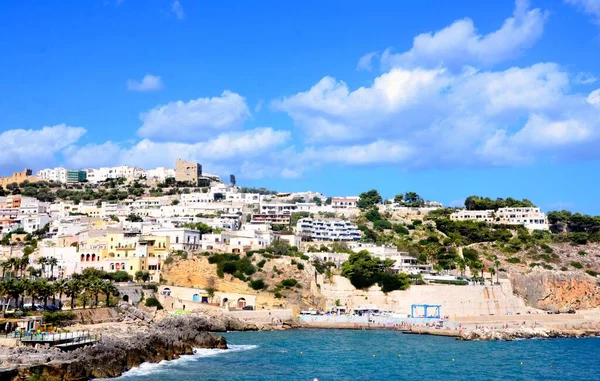 Açık Bir Günde Akdeniz Yazı Sahil Kasabası Manzarası — Stok fotoğraf