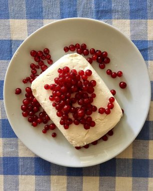 Kahvaltınızı yazın dutlu süzme peynirle yakın planda yapın.