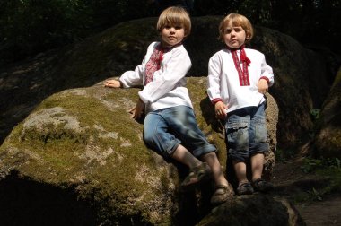 Yazın açık havada Ukrayna 'da işlenmiş gömlekli çocukların portresi.