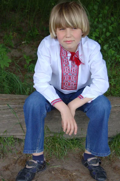 Retrato Niño Con Una Camisa Bordada Ucraniana Aire Libre Verano —  Fotos de Stock