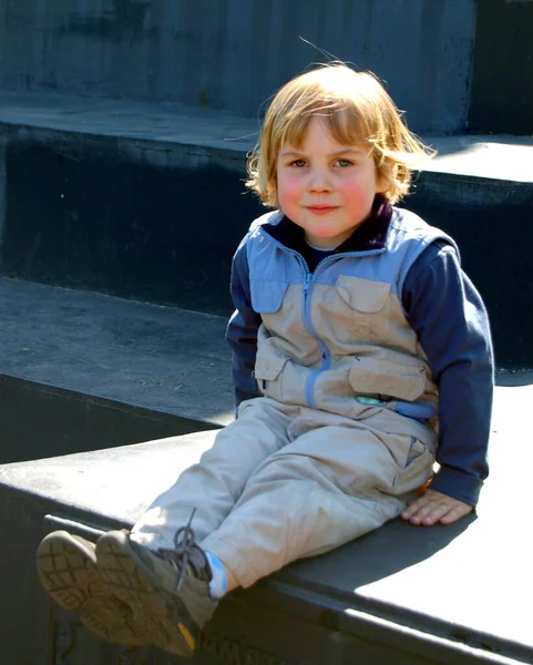 Niño Paseo Por Parque Sentado Retrato Luz Del Sol —  Fotos de Stock