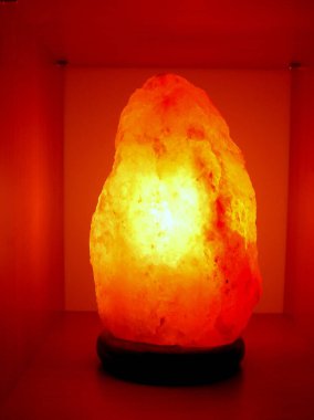 İç cephede tuzlu dekoratif yanan lamba.