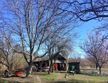 İlkbaharın başlarında bahar köyü manzarası