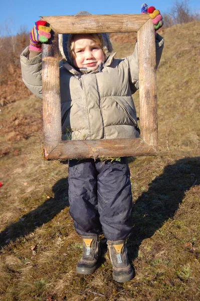 Дитячий Хлопчик Прогулянці Осінньому Портреті Рамкою Природі — стокове фото