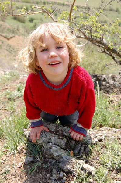 Bambino Abiti Vivaci Nel Parco Primaverile Alla Luce Del Sole — Foto Stock