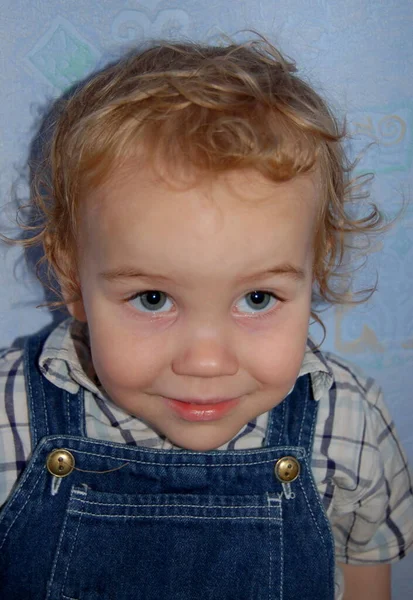 Retrato Bebê Encaracolado Bonito — Fotografia de Stock