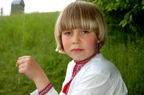 Porträtt Pojke Med Blont Hår Ukrainsk Broderad Skjorta Utomhus Sommaren — Stockfoto