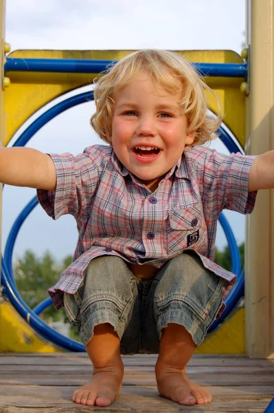 Kleine Jongen Een Wandeling Het Park Speelplaats Zomer — Stockfoto