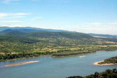 Macaristan 'da yaz manzarası Tuna Nehri kıvrımlı