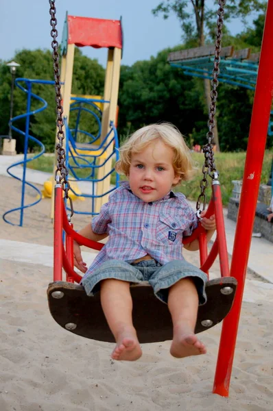 Portrét Malého Chlapce Hrajícího Parku Hřišti Houpačce Létě — Stock fotografie