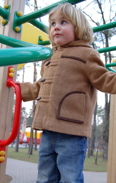 Портрет Мальчика Прогулке Парке Детской Площадке Весной — стоковое фото