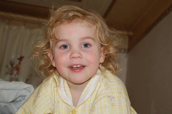 Evdeki Tatlı Kıvırcık Saçlı Çocuk Portresi — Stok fotoğraf