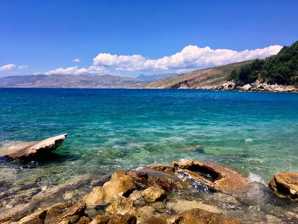 Heldere Zeegezicht Skyline Turquoise Water Stenen Strand Albanië — Stockfoto