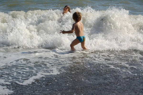 Niños Hermanos Nadando Juntos Mar Verano Jugando Las Olas — Foto de Stock