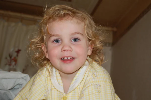 Portrait Bébé Garçon Mignon Bouclé Avec Des Cheveux Blonds Intérieur — Photo