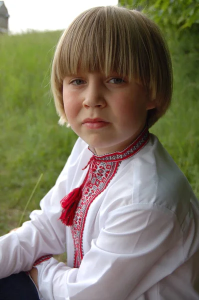 Retrato Niño Con Pelo Rubio Una Camisa Bordada Ucraniana Verano —  Fotos de Stock